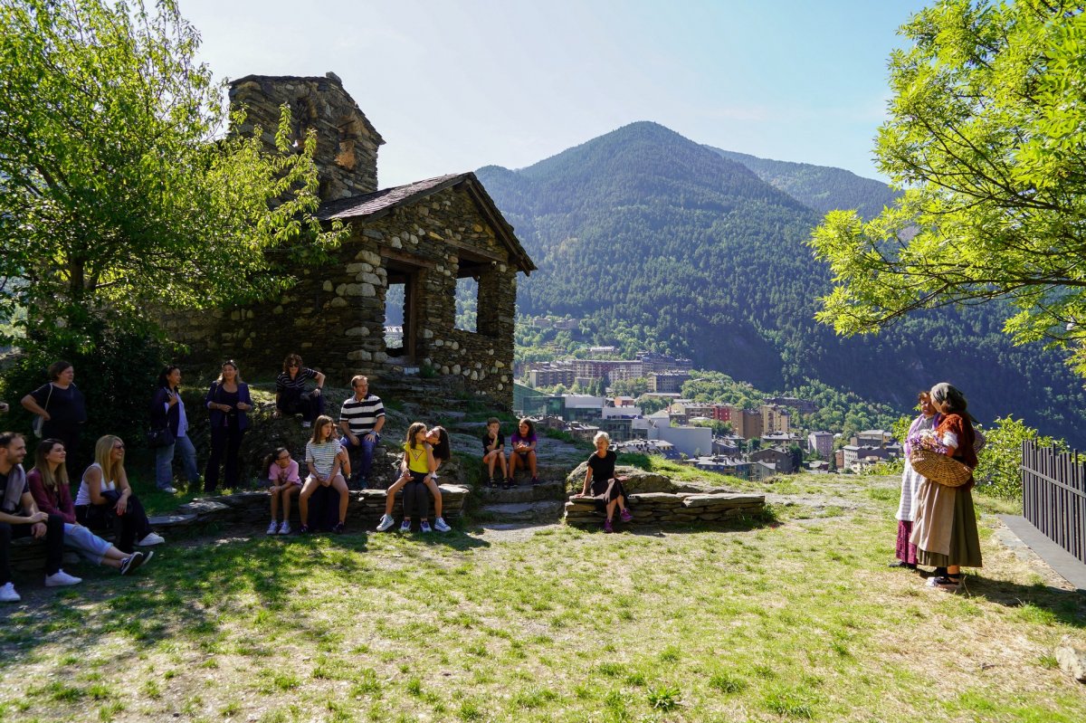 Les visites teatralitzades descobreixen el conjunt històric de les Bons i sorprenen els primers visitants -Encamp Andorra