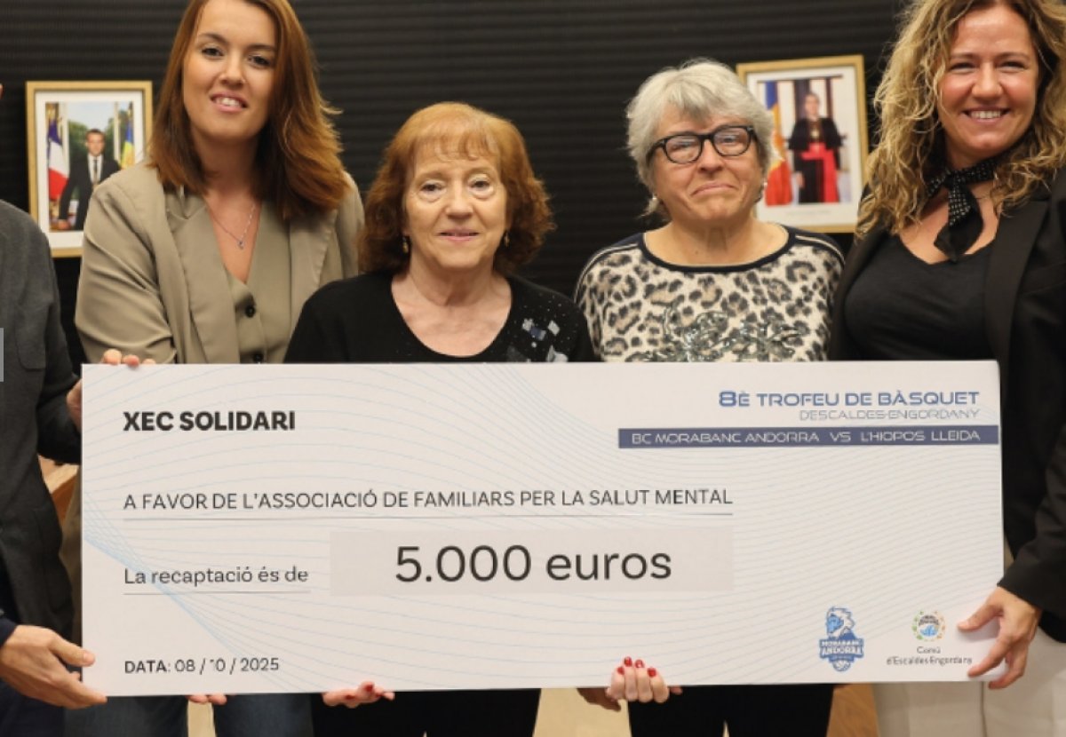 El Comú entrega 5.000 euros a l’Associació de Familiars per la Salut Mental recaptats en el 8è Trofeu de bàsquet