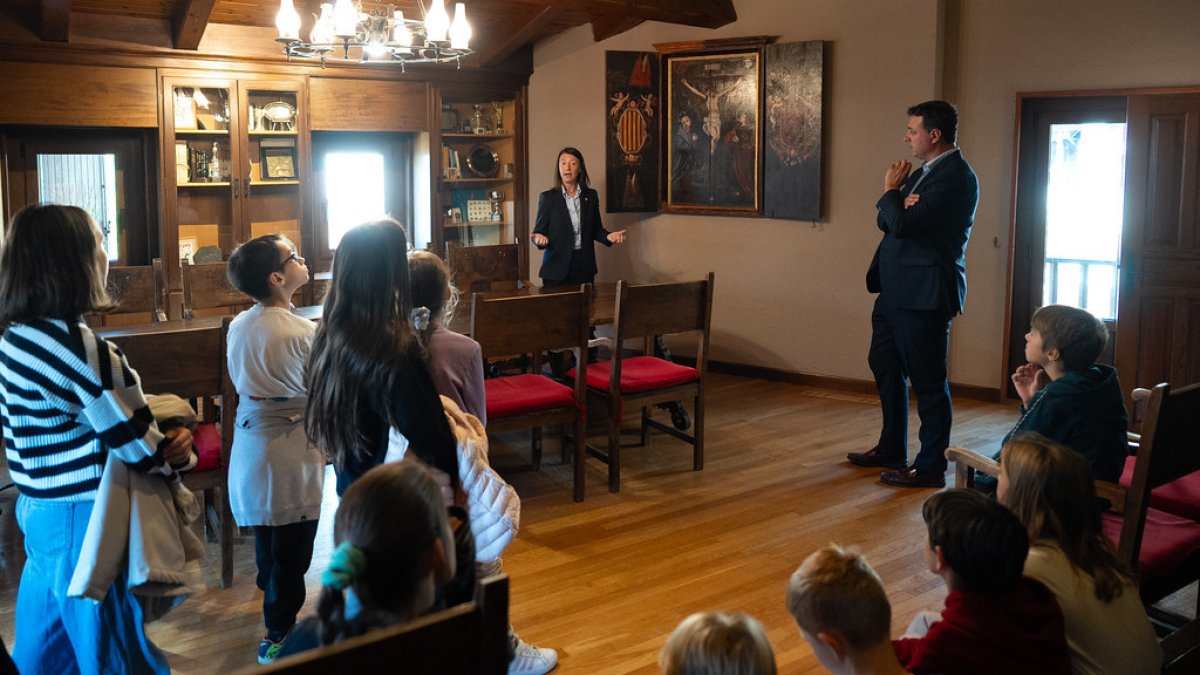El Comú d'Ordino acull una visita d'alumnes de l'escola francesa per apropar les institucions als més joves 