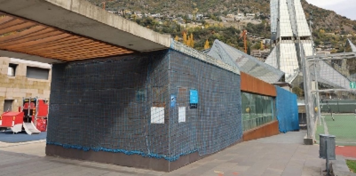 El Comú rehabilita les façanes del Prat del Roure per garantir la seguretat i la durabilitat de l’edifici
