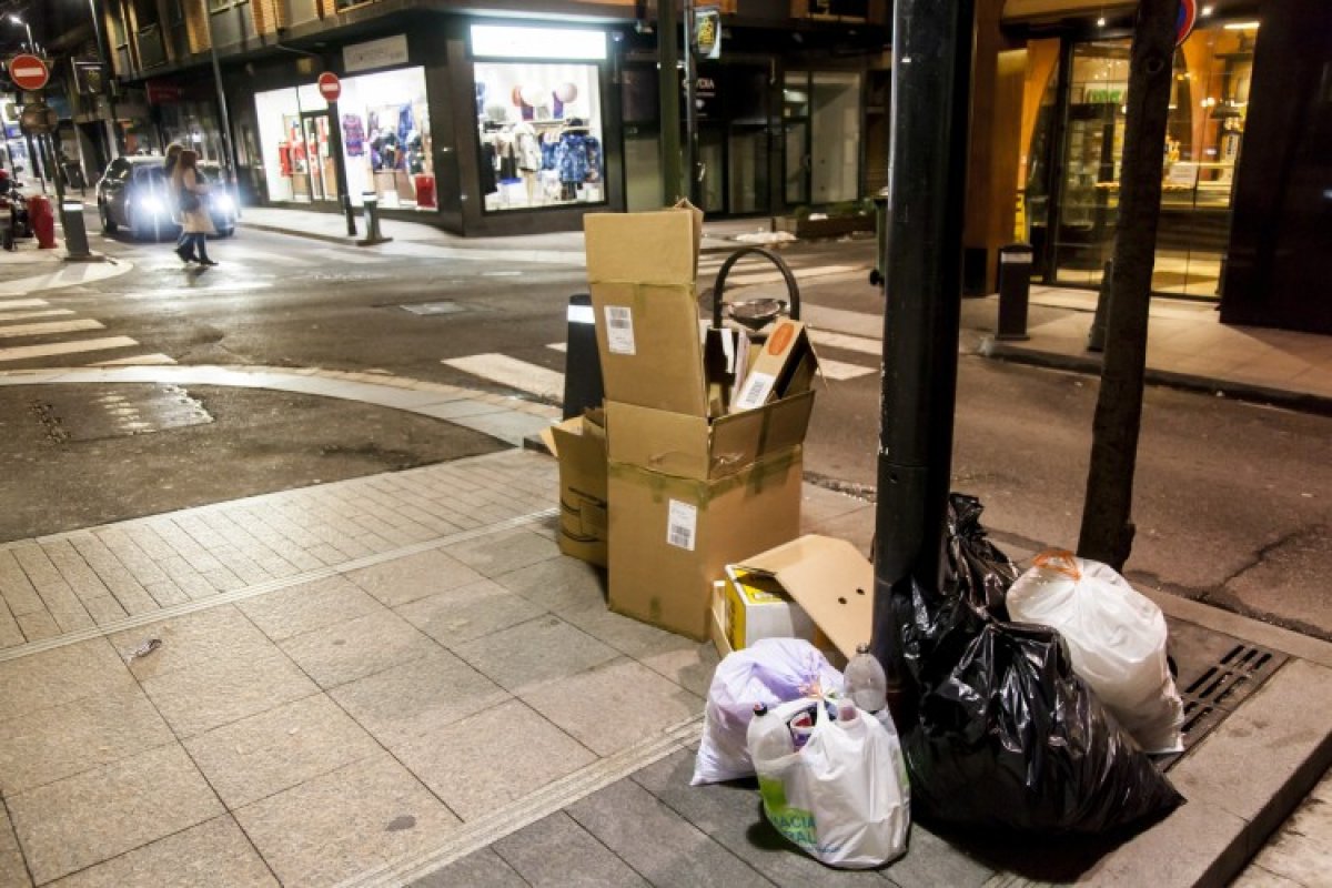Andorra la Vella imposa 77 sancions per incivisme a la via pública el 2025