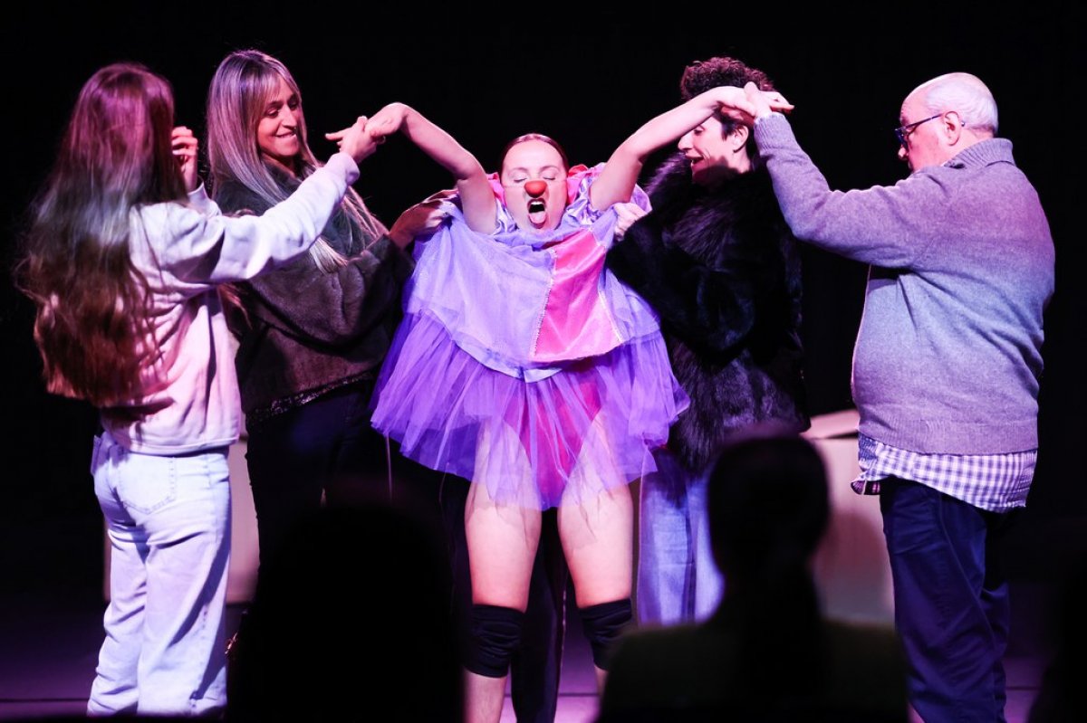 “22 Caixes” l’espectacle d’Aina Sànchez emociona al públic al Cicle Cultural d’Encamp