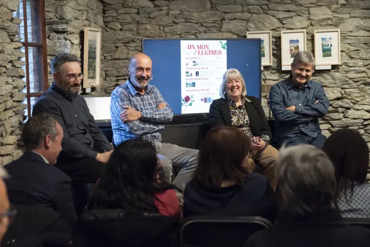 Canillo obre el cicle literari 'Un món de lletres' amb una sessió sobre història del país