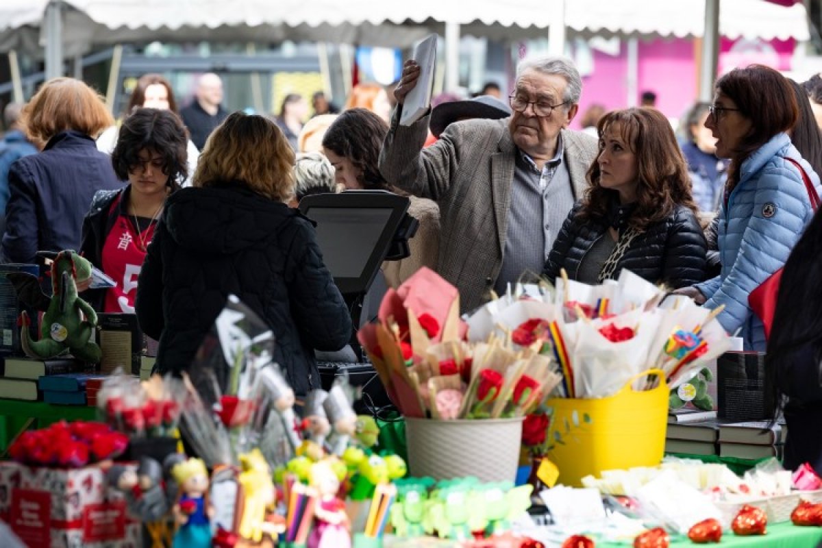 La Fira de Sant Jordi torna a la plaça del Poble amb més parades i una nova distribució
