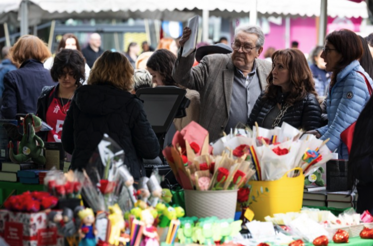  La Fira de Sant Jordi torna a la plaça del Poble amb més parades i una nova distribució
