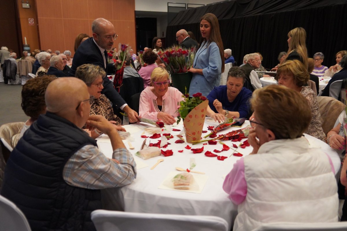 Més d’un centenar de padrins celebren Sant Jordi a la sala de festes d’Encamp