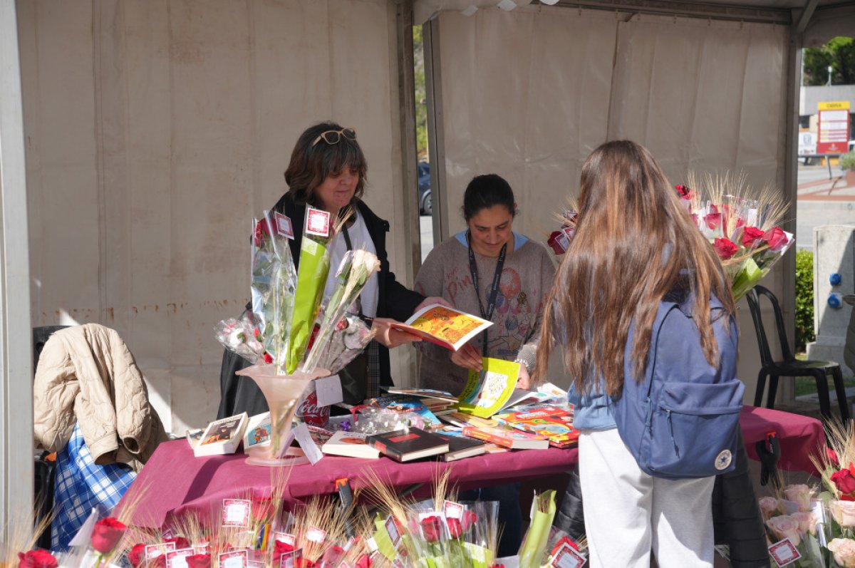 Sant Jordi amb aroma de primavera i èxit de públic