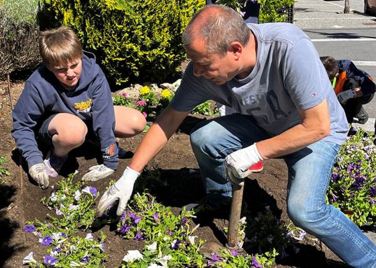Jornada d'enjardinament de la Massana amb els infants i padrins de la parròquia de la Massana