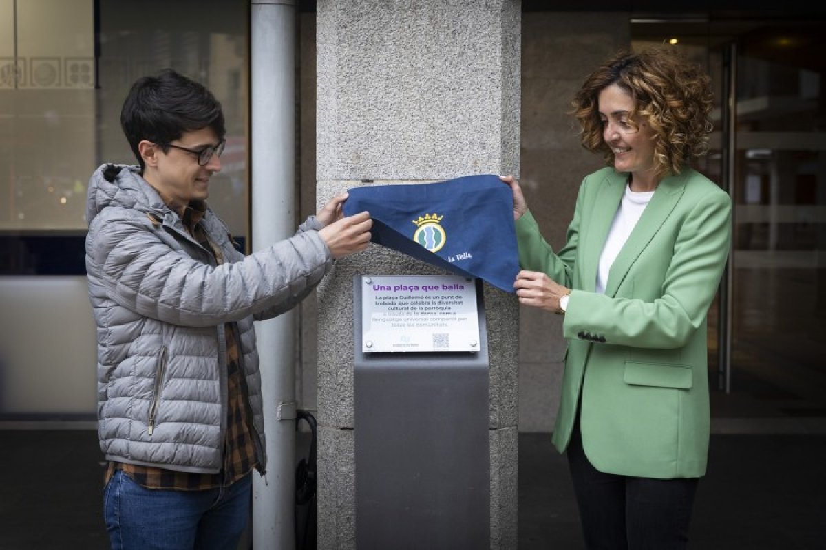 La plaça Guillemó homenatja la diversitat cultural amb rajoles gravades de danses tradicionals