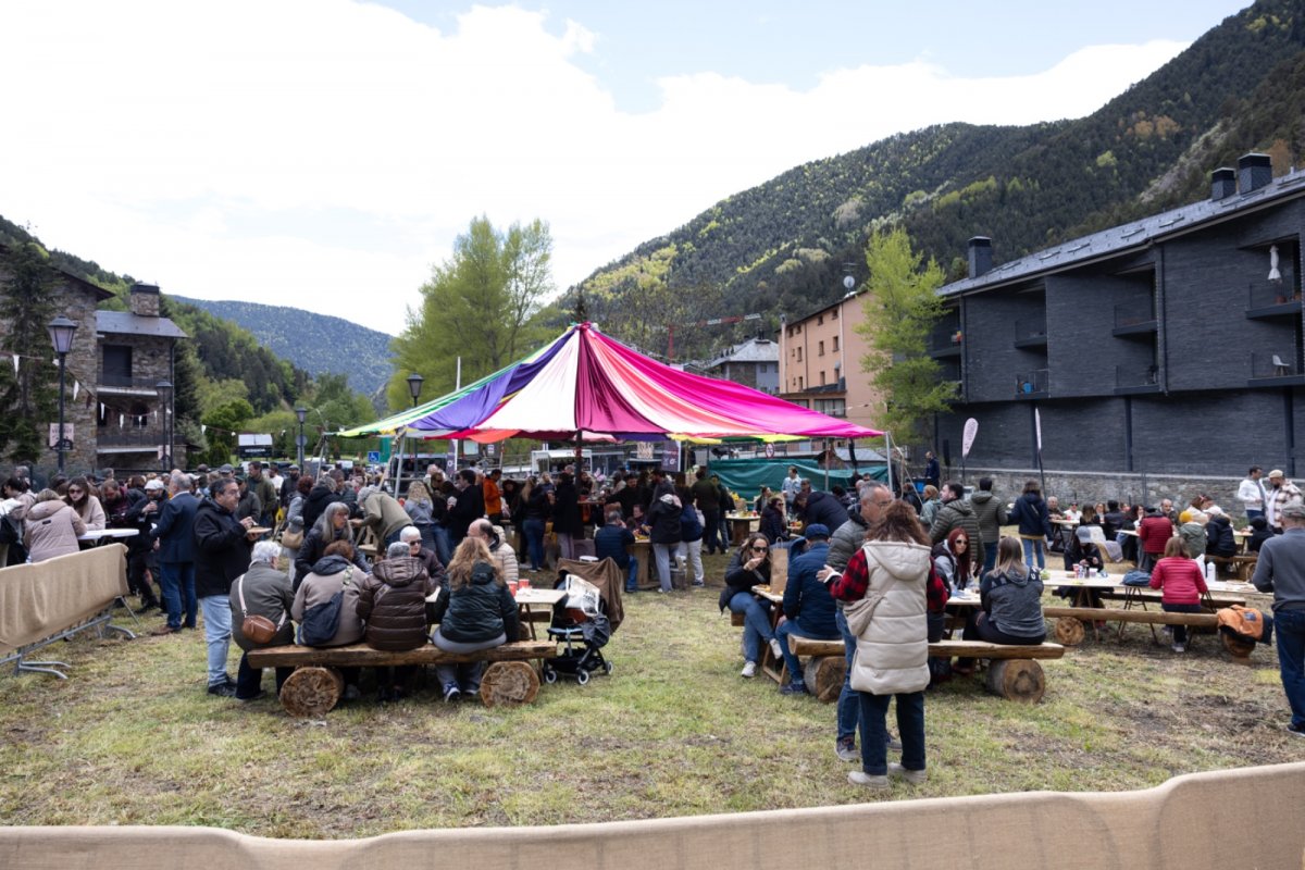 Prop de 1.000 visitants contribueixen a consolidar la Fira del Vermut a la Cortinada