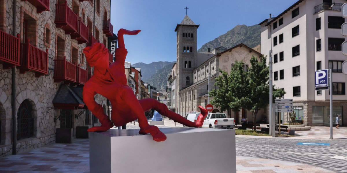L’avinguda Carlemany incorpora dues escultures de grans dimensions de l’artista Antoinette Rozan