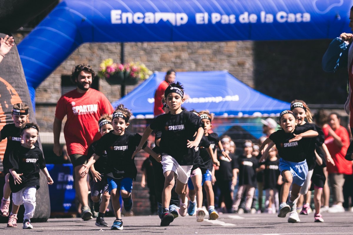 L’Spartan “kids” dona el tret de sortida al desè aniversari espartà a Encamp amb prop de 800 infants i joves