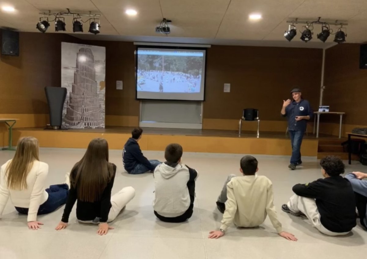 Una vuitantena d’alumnes d’Ordino aprenen la Dansa del Mai per reforçar la transmissió de la cultura popular