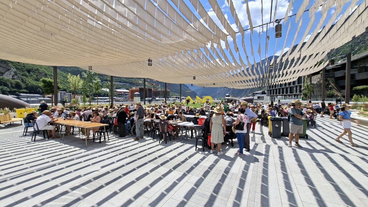 La festa del poble d'Andorra la Vella estrena espai climatitzat mentre els refugis climàtics reben els primers usuaris