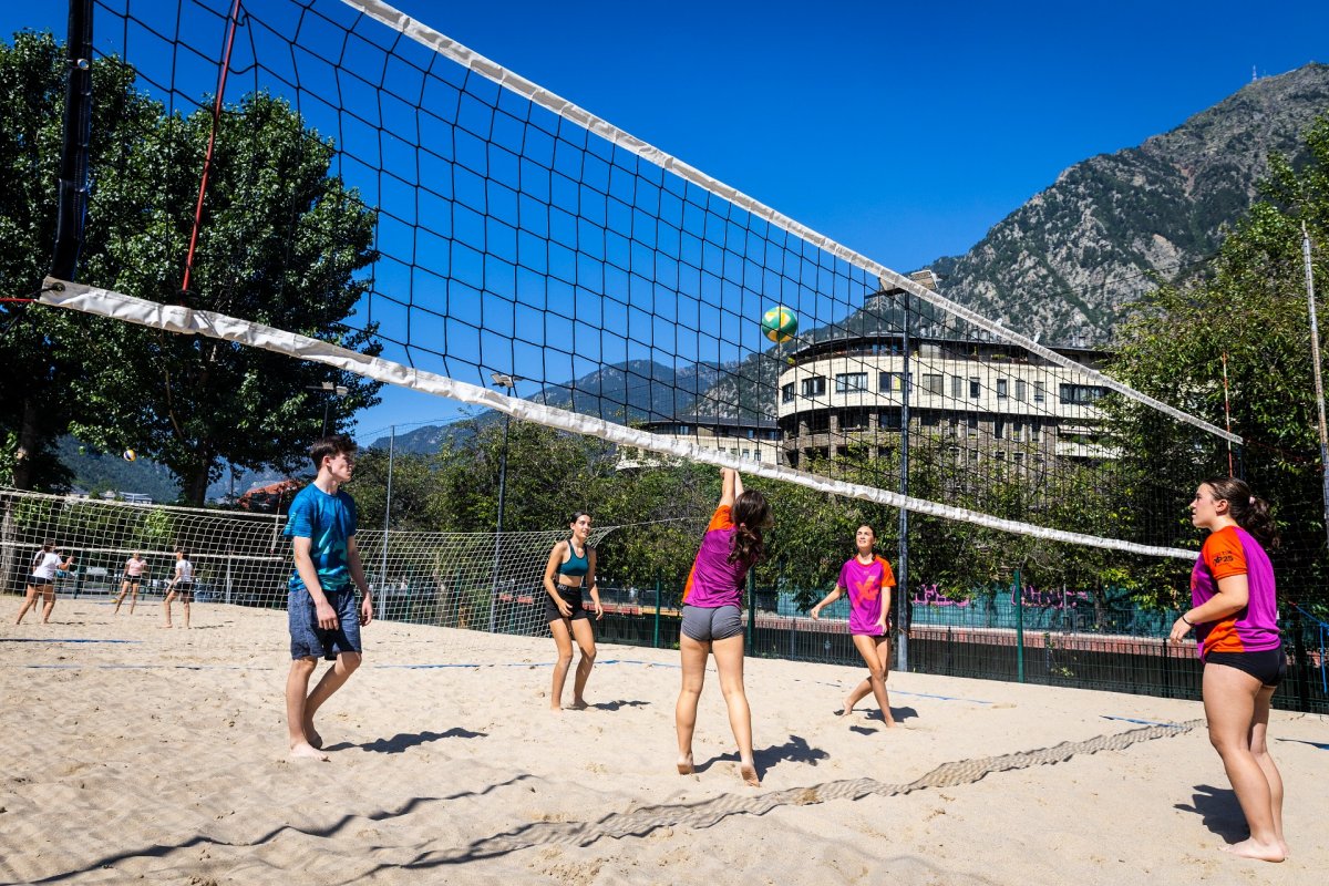 Tret de sortida a la campanya de vòlei platja estiu 2026 al parc Central