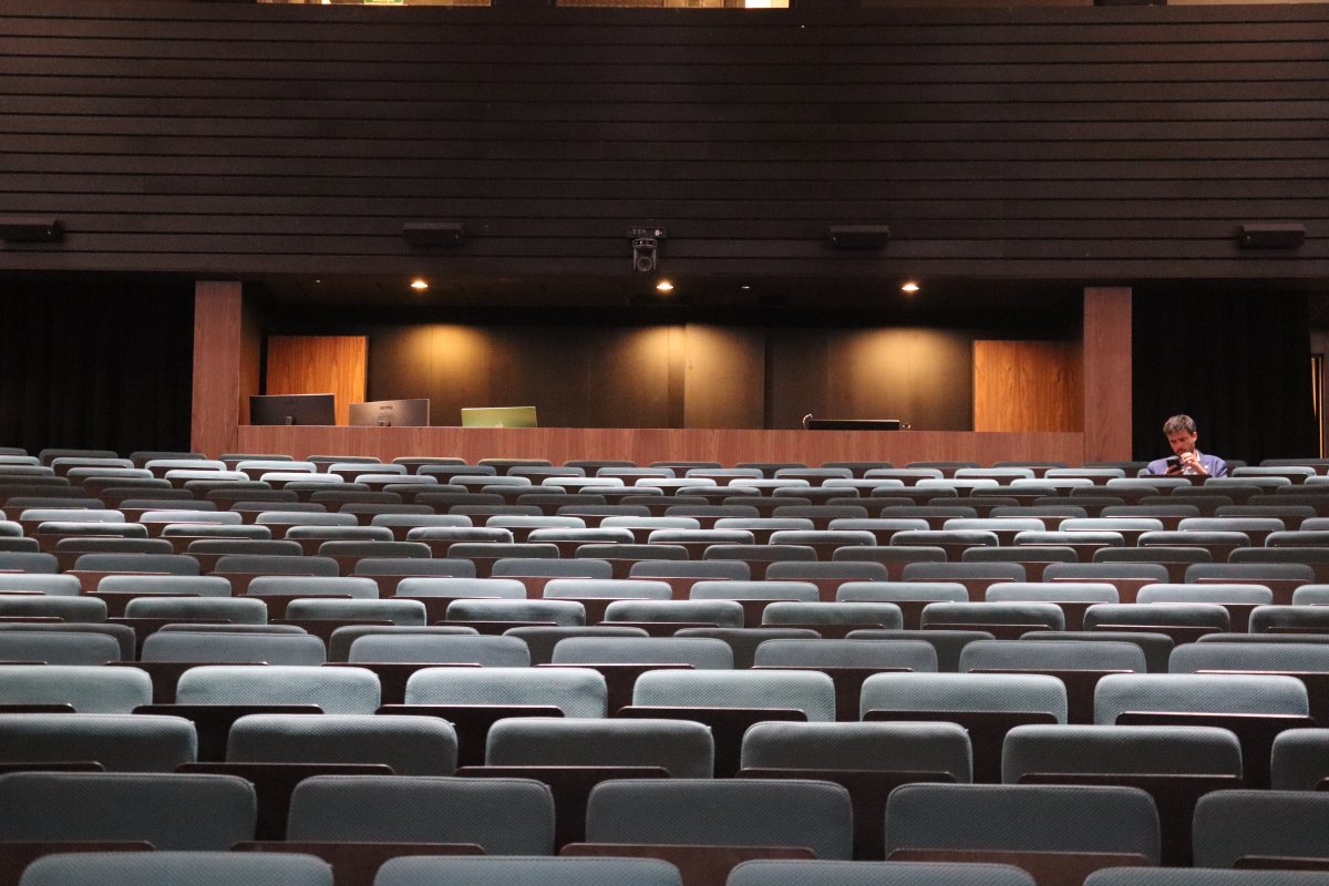 El Centre Cultural Lauredià elimina barreres i incorpora un bucle inductiu per millorar l'accessibilitat