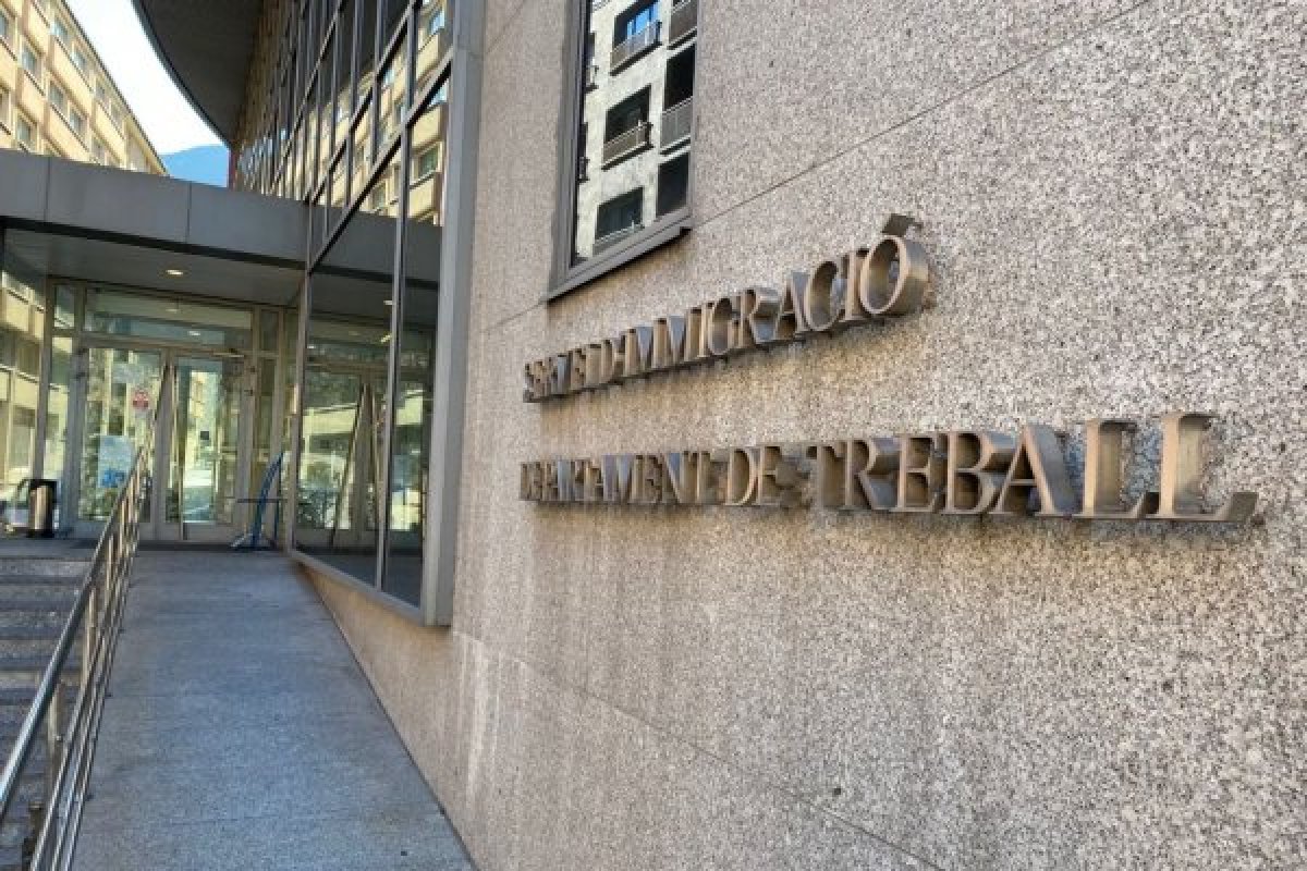 Baixen les persones que busquen feina, que se situen per sota de les 220