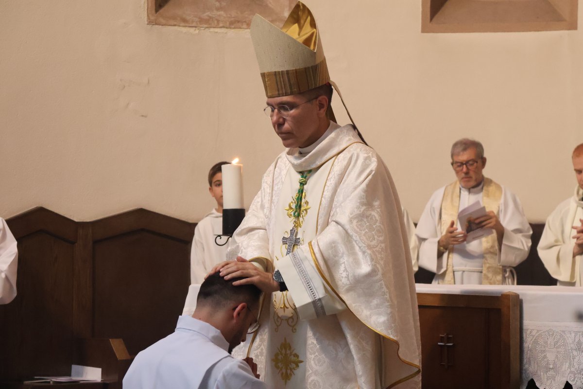Carlos Rosas és ordenat diaca a l'església de Sant Esteve d'Andorra la Vella