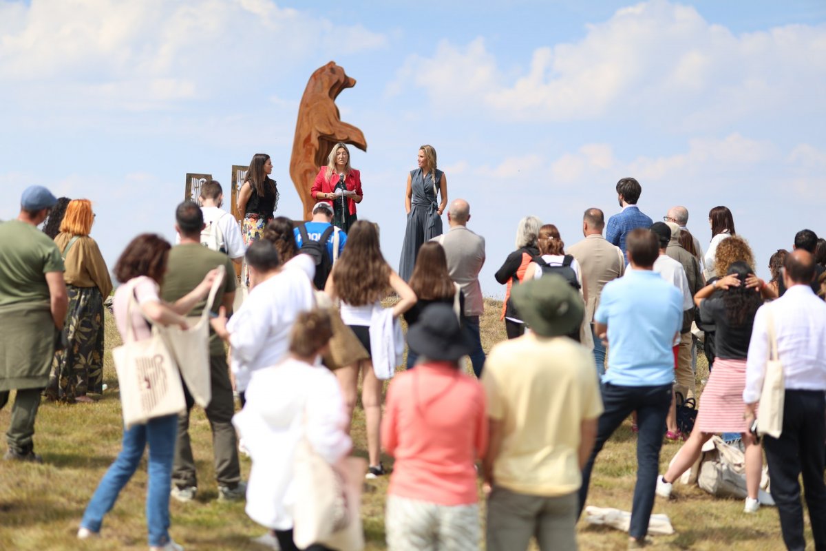 Inaugurada a l’arribada del Funicamp l’escultura «Petjades enlairades», un nou símbol que uneix patrimoni cultural i natural