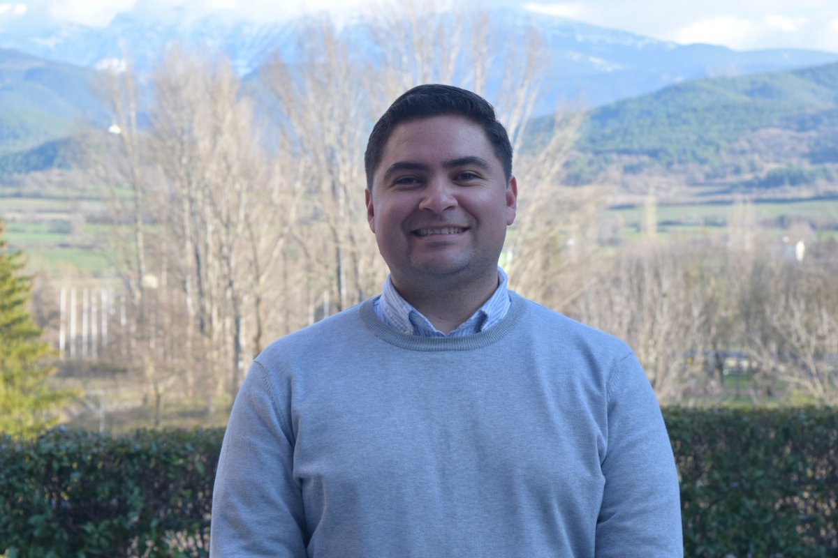 Mateo Arias es prepara per rebre l'ordenació diaconal a Sant Miquèu de Vielha