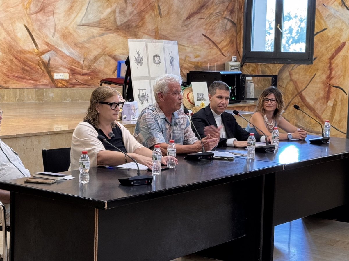 El copríncep Josep-Lluís Serrano presenta a Tivissa el poemari 'Ruralia', un homenatge poètic a la terra natal de Carles Jardí