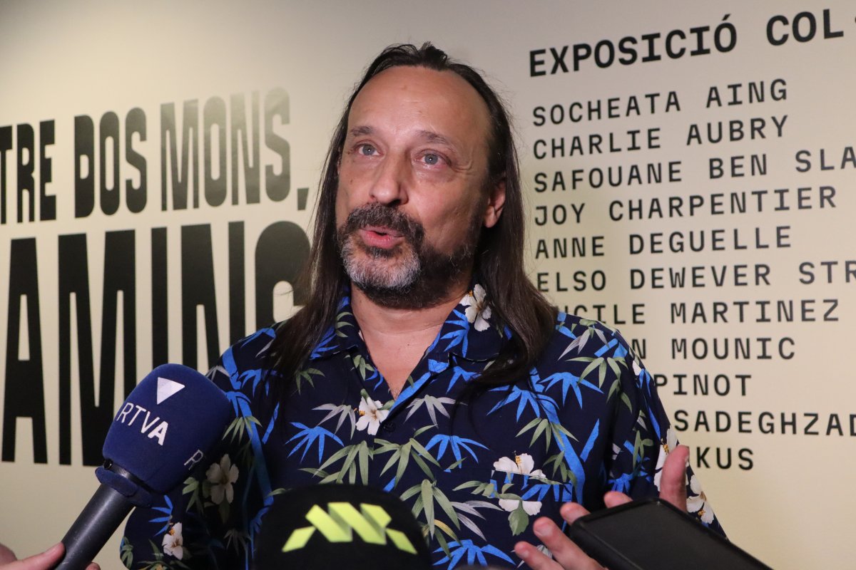 L'exposició 'Entre dos mons, camins' reflexiona sobre l'exili i les migracions a través de l'art