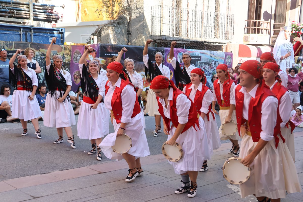 Sant Julià de Lòria vibra amb la Dama Blanca en una plaça Major plena de gom a gom