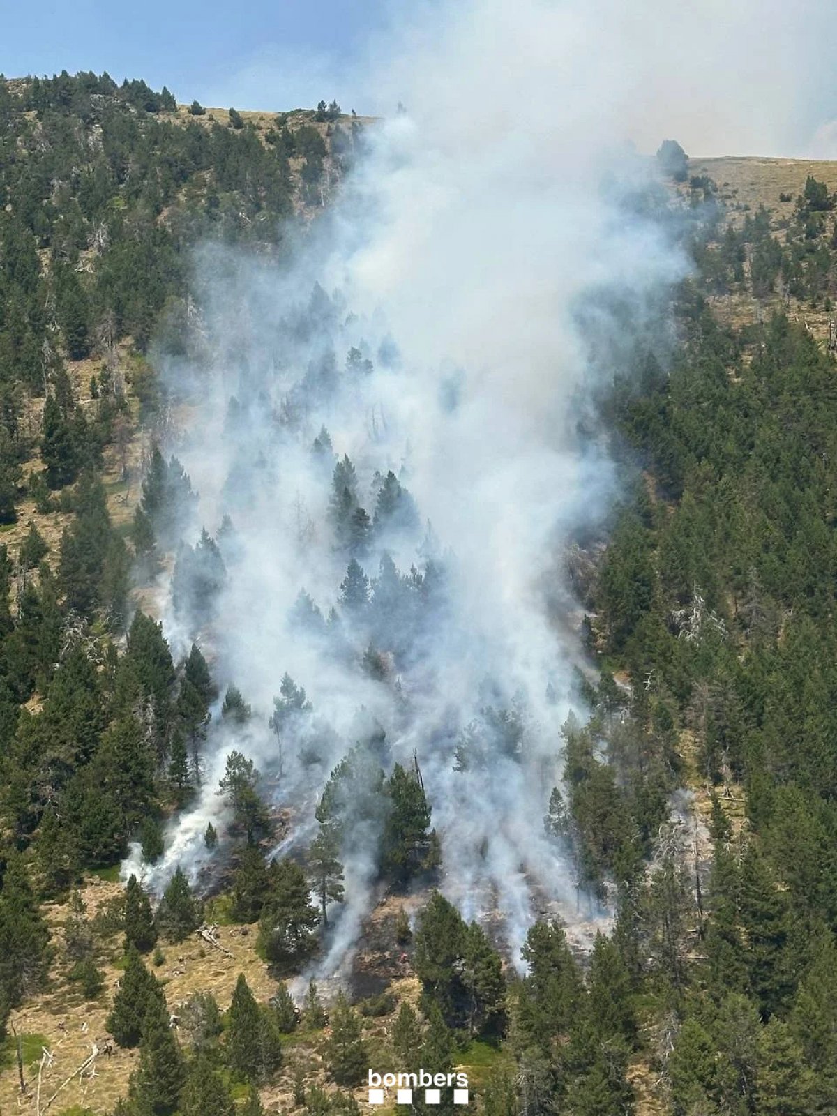 Bombers d'Andorra i Catalunya treballen per extingir un foc a Os de Civís