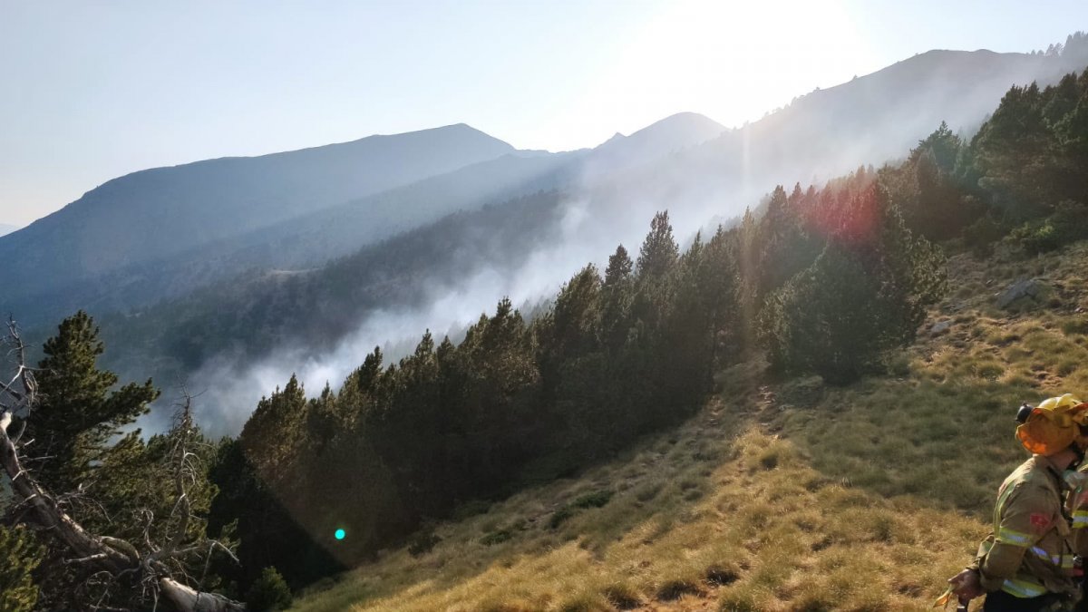Els bombers estabilitzen l'incendi d'Os de Civís, però no estarà extingit fins d'aquí a uns dies