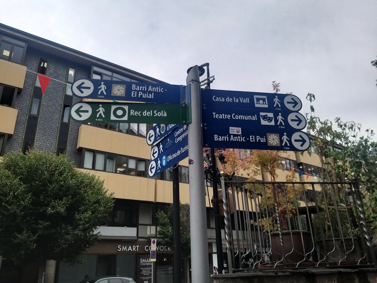 Treball a Andorra la Vella per millorar la senyalització a la via pública