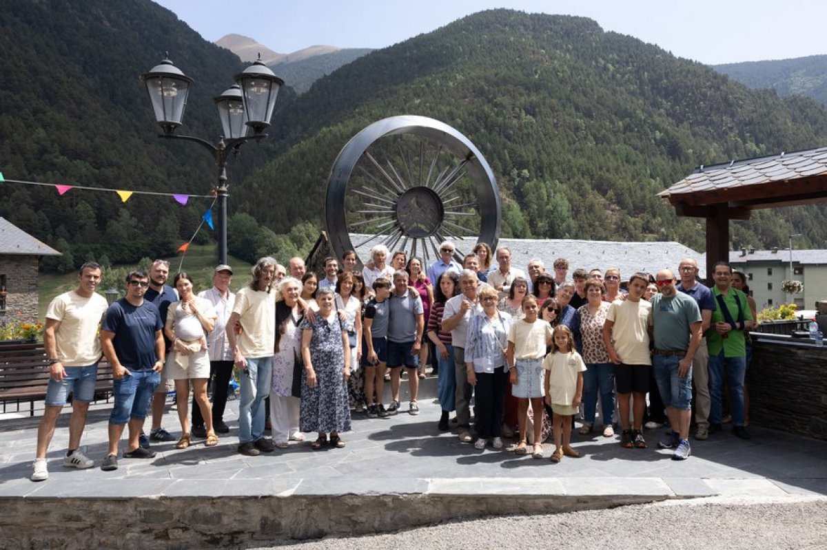 Llorts homenatja Bonaventura Adellach amb una escultura que reivindica el seu llegat