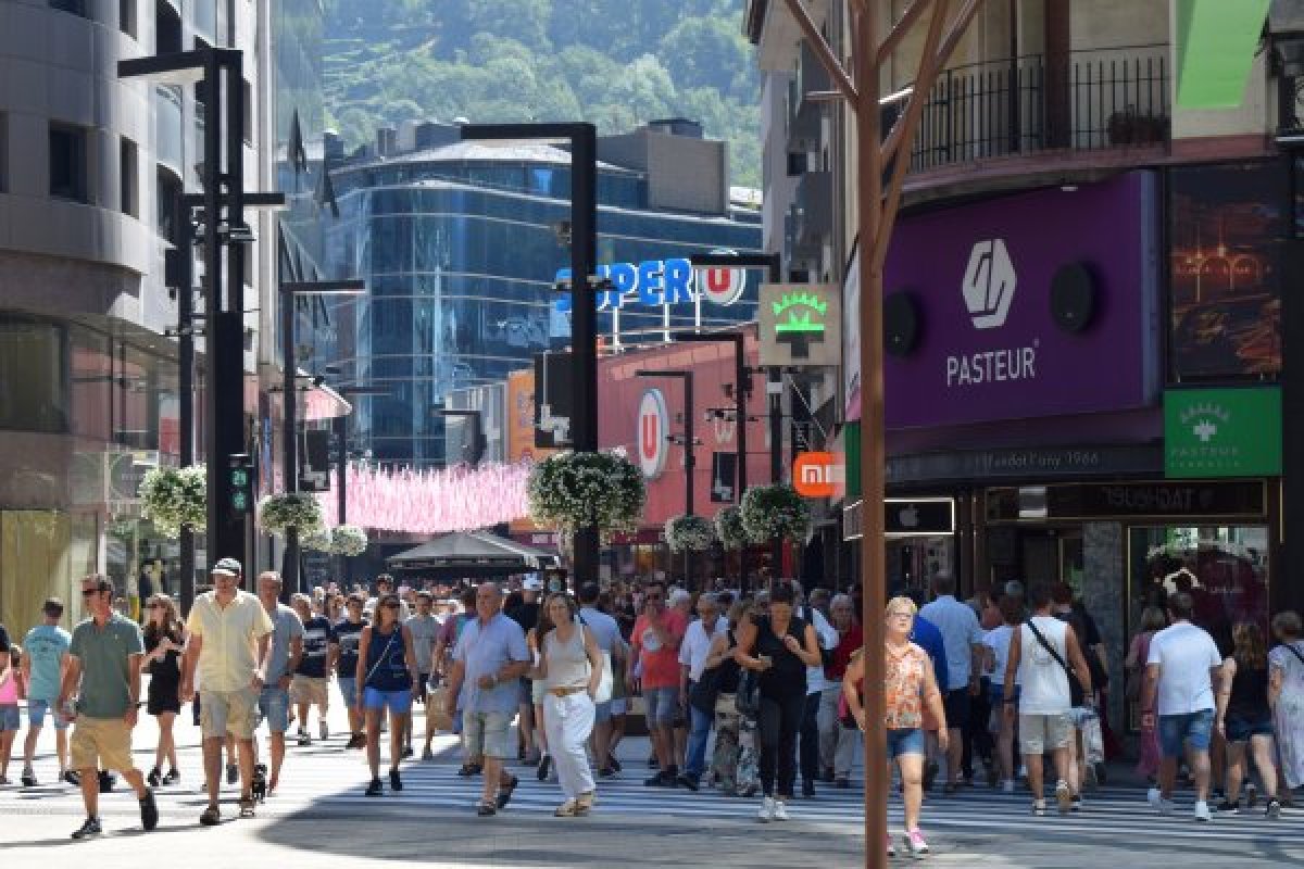La situació del català al comerç d'Andorra genera noves queixes