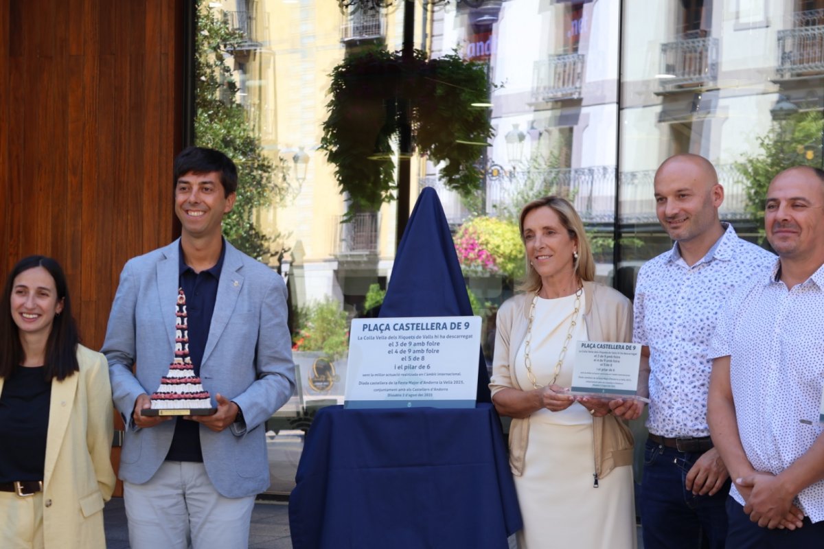 La plaça Príncep Benlloch reconeix amb una placa els castells de 9 de la Colla Vella dels Xiquets de Valls