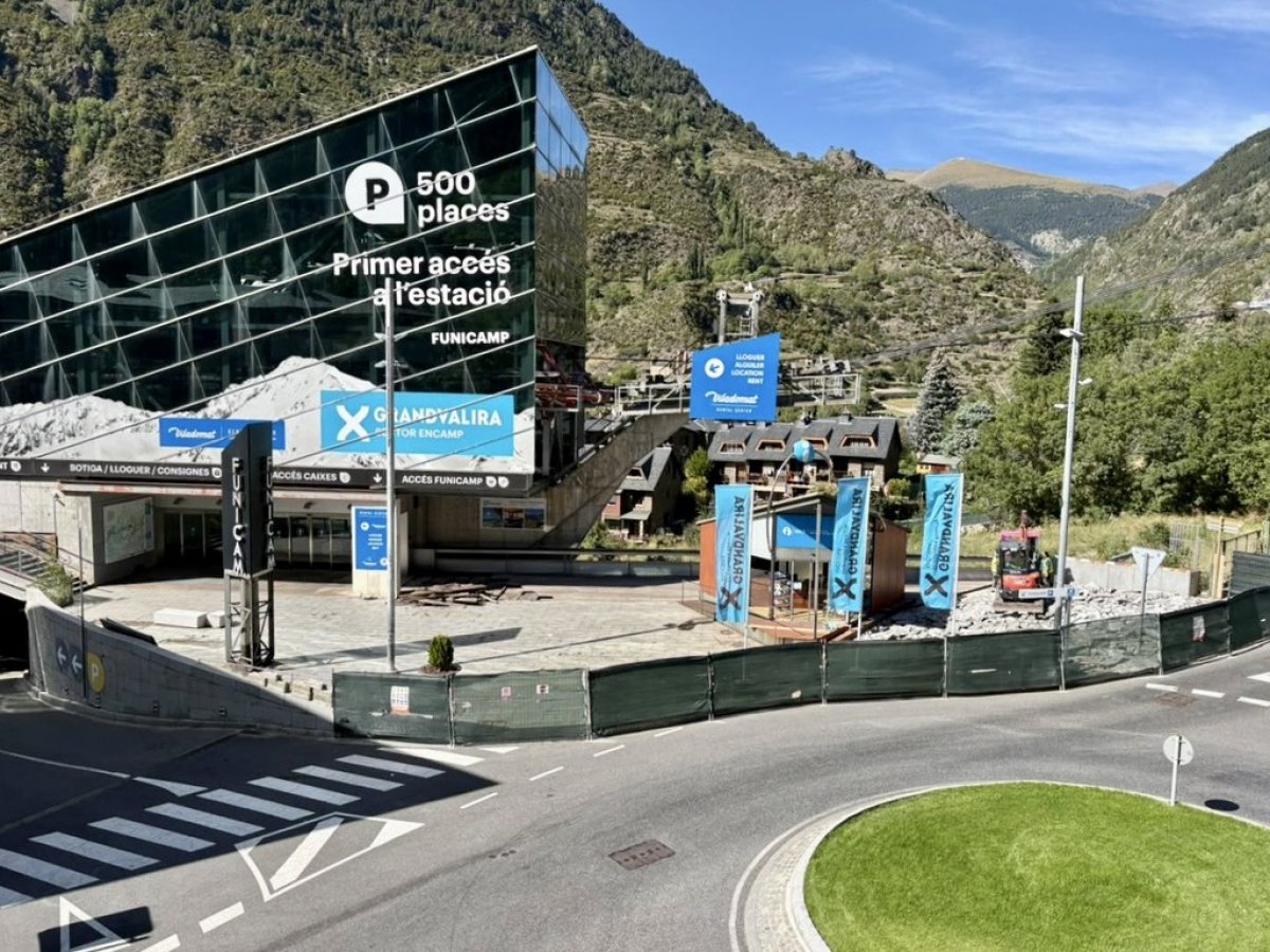 Encamp inicia els treballs de millora i recondicionament de la impermeabilització de la plaça del Funicamp