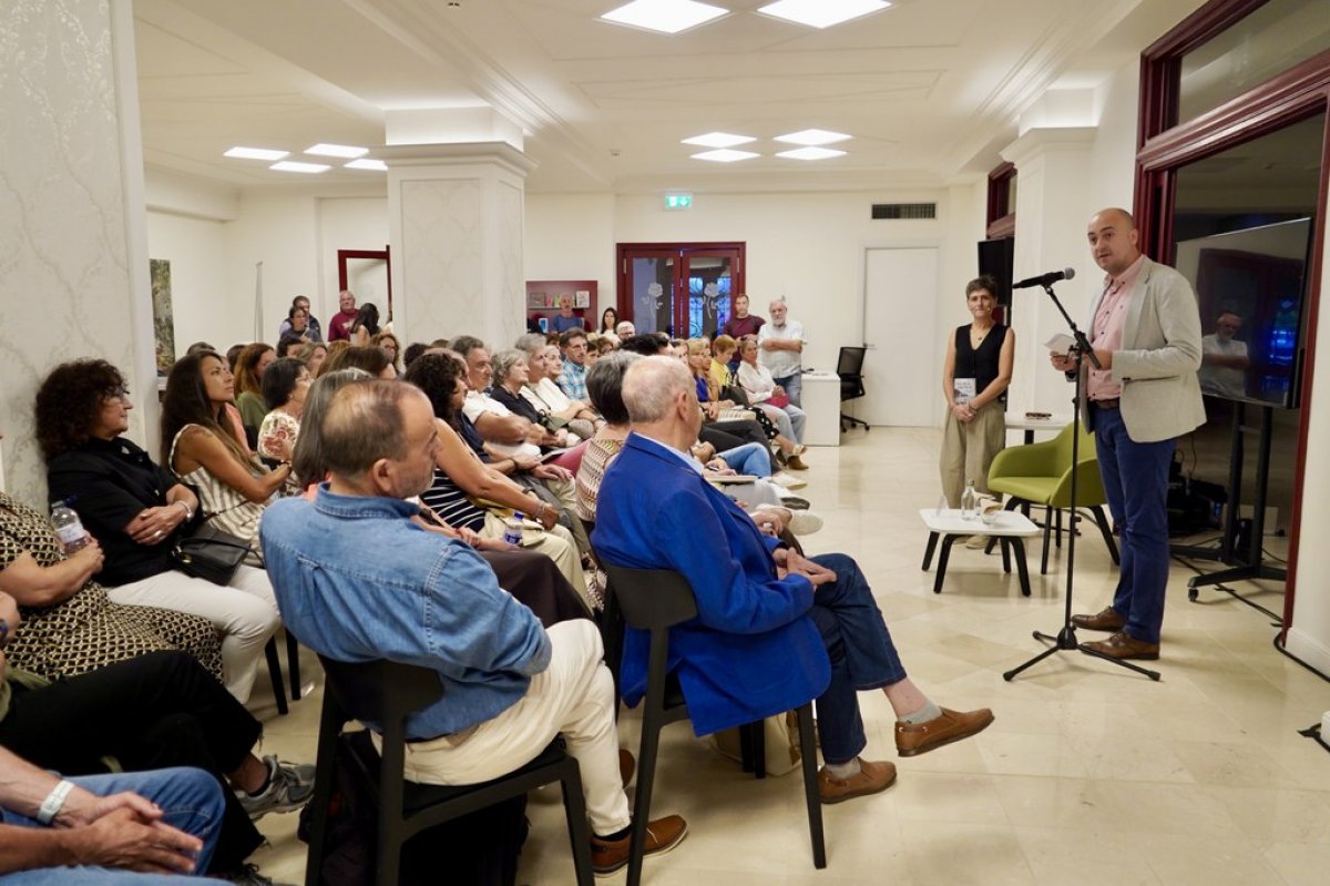 Susana Ginesta presenta a Encamp la seva primera novel·la, ‘Avui per tu, demà per mi’