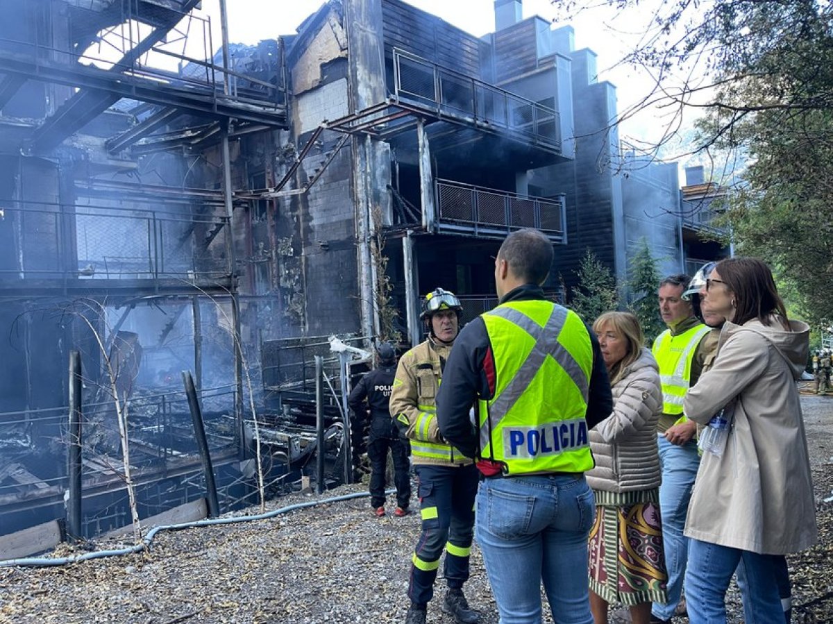 Els Bombers segueixen treballant per extingir l’incendi declarat aquesta matinada a la urbanització de La Querola d’Ordino