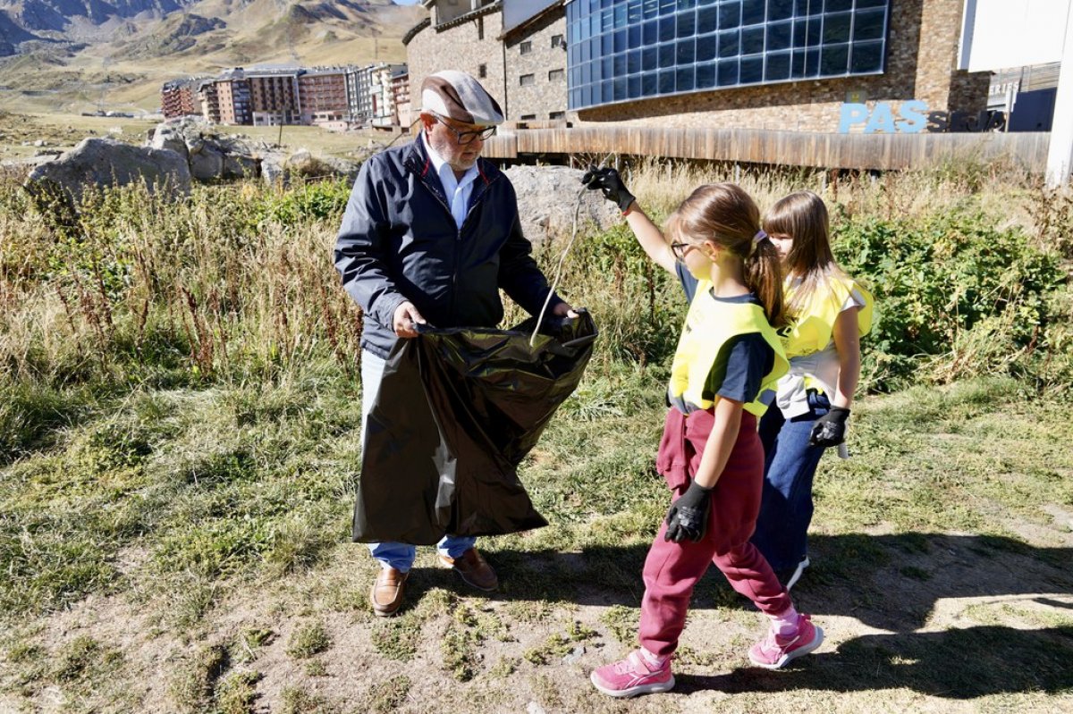 Els alumnes del Pas de la Casa se sumen al Clean Up Day amb una jornada de sensibilització ambiental