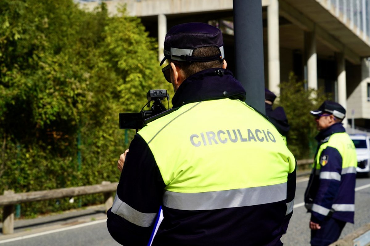 Els comuns reiteren la necessitat d’habilitar l’ús de càmeres per als agents de circulació i acorden amb el Govern articular els canvis legislatius necessaris
